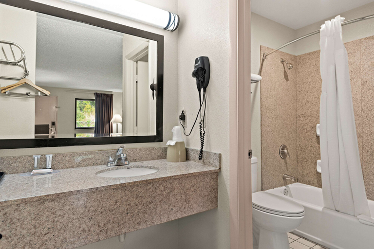 Bathroom 4, Americas Best Value Inn Laurel, Howard