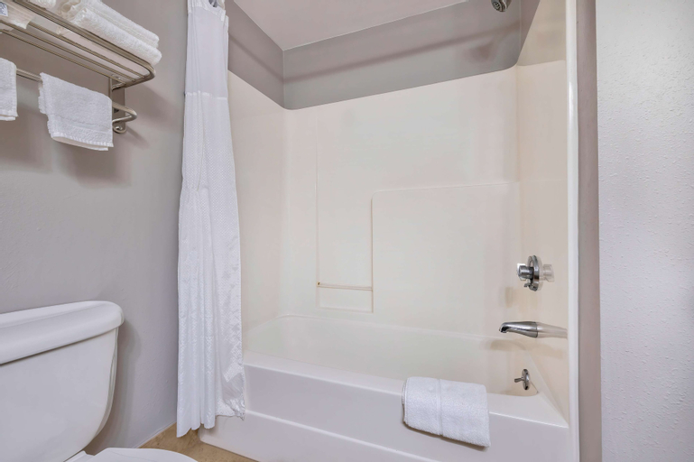 Bathroom 14