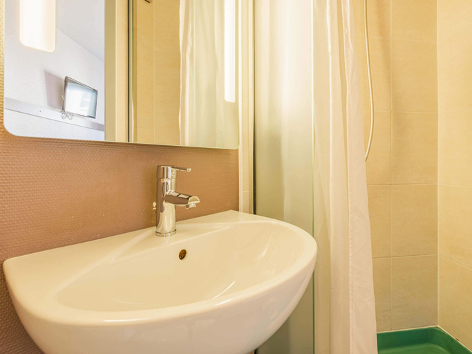 Bathroom 4, B&B HOTEL Strasbourg Sud Ostwald, Bas-Rhin