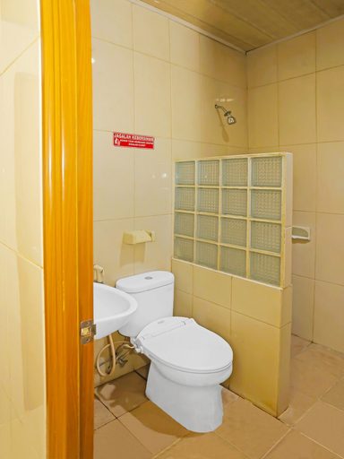 Bathroom 3, Hotel O Sion Holiday, Tangerang