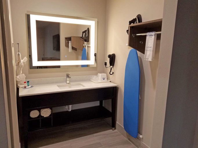Bathroom 4, Palace Inn Blue Tomball Parkway, Houston