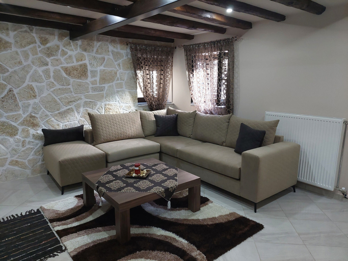 Others 4, TO SPITI TOU PALIKARA, Thessaly
