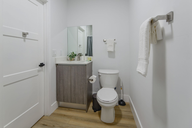 Bathroom 2, Lovely Apt Near Loandepot Park Stadium, Miami-Dade