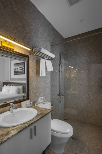 Bathroom 5, New Life Dalat Hotel, Đà Lạt