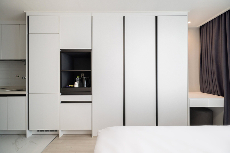 Bedroom 3, Ocean Park 9, Jung