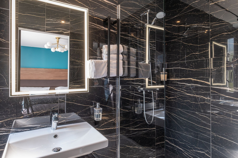 Bathroom 4, The Originals Boutique, Hôtel Le Marignan,Le Havre Centre Gare, Seine-Maritime