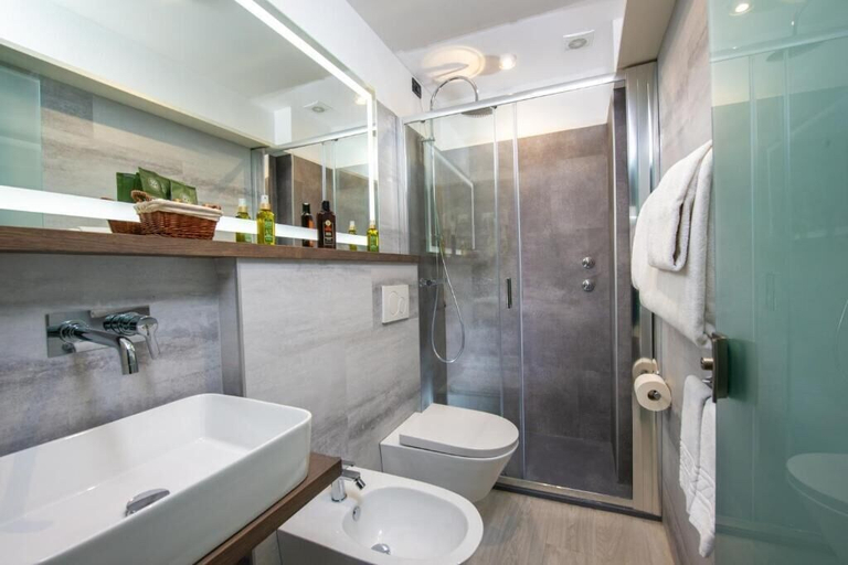 Bathroom 5, Hotel Acapulco, Lucca