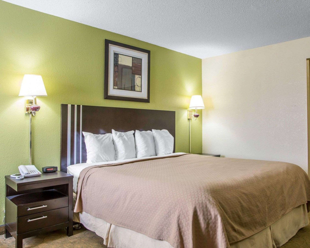Bedroom 3, Quality Inn Merrillville, Lake