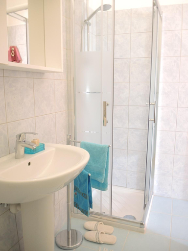 Bathroom 3, Beautiful Apartment with air conditioning in Bibione - By Beahost Rentals, Venezia