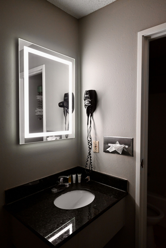 Bathroom 4, Howard Johnson by Wyndham New Braunfels, Comal