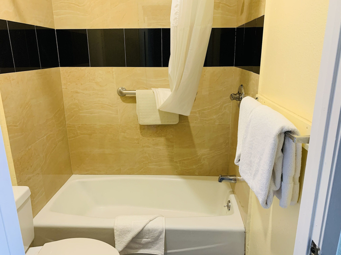 Bathroom 4, Morro Bay Beach Inn, San Luis Obispo