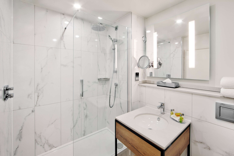 Bathroom 5, DoubleTree by Hilton Manchester Airport, Manchester
