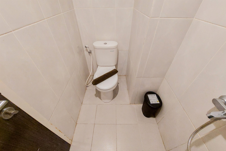 Bathroom 5, Cozy and Modern Studio at Serpong Garden Apartment By Travelio, Tangerang