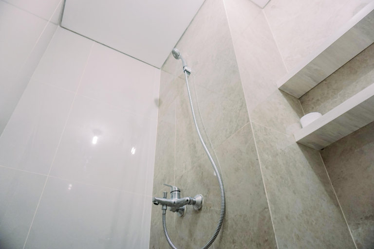 Bathroom 5, Homey and Enjoy Living Studio Transpark Bintaro Apartment By Travelio, Tangerang Selatan