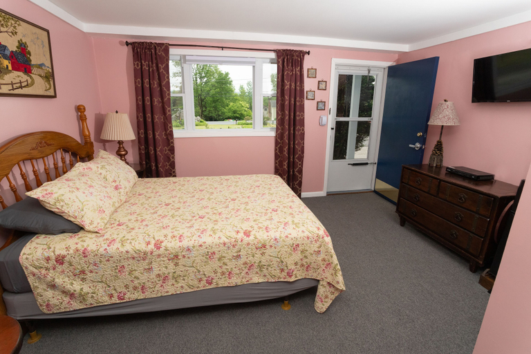 Bedroom 3, The Governor's Rock Motel DF ROCKLLC, Bennington