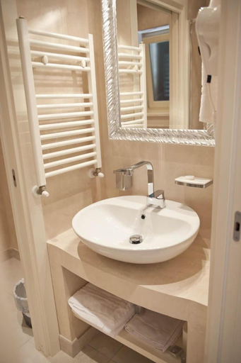 Bathroom 5, Al Mirador Resort, Brindisi