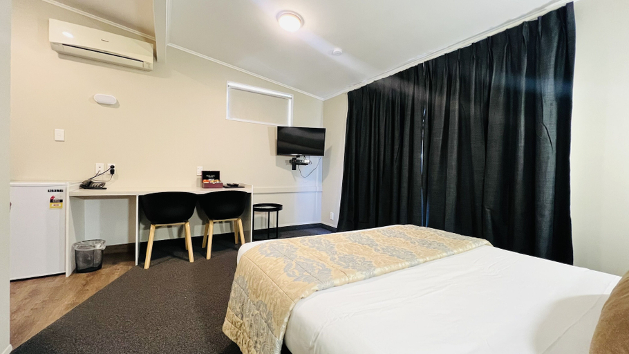 Bedroom 4, Marineland Motel, Napier
