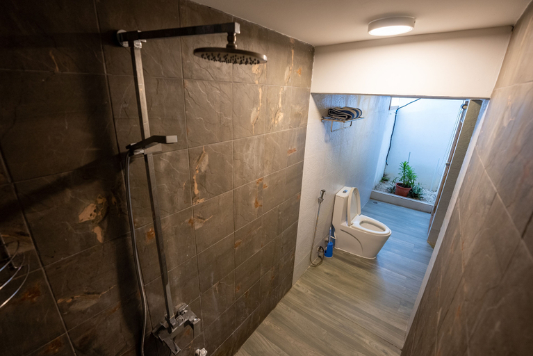 Bathroom 2, Island Zephyr, Baa Atoll