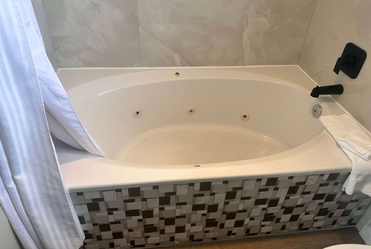 Bathroom 4, Days Inn by Wyndham Rocklin/Sacramento, Placer