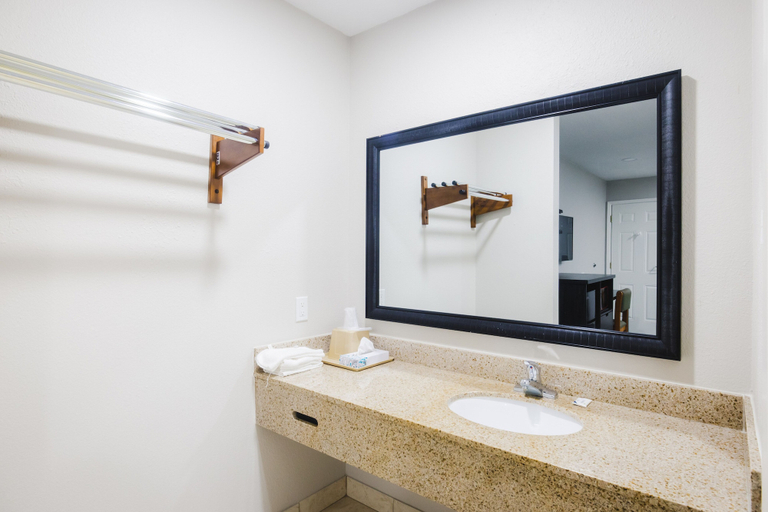 Bathroom 3, Scottish Inn & Suites, Wharton