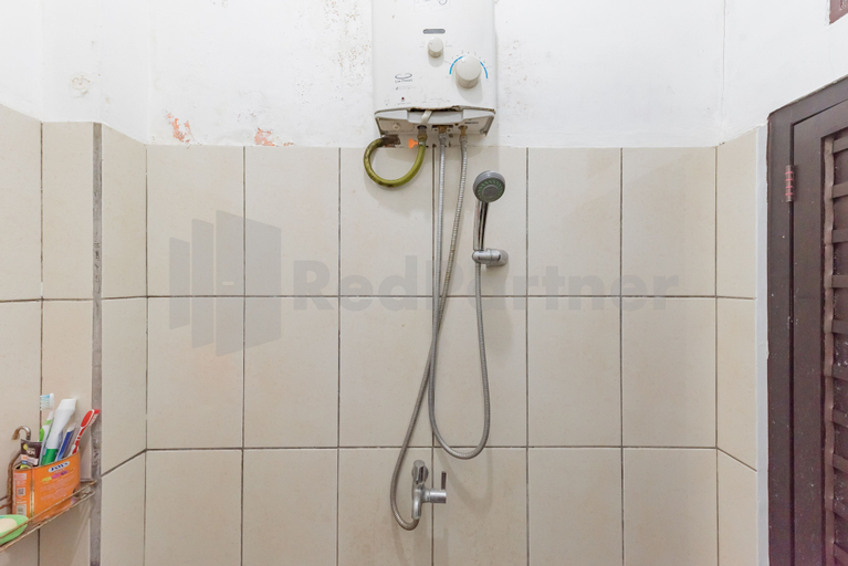 Bathroom 3, Pondok Hefi Ciwidey Mitra RedDoorz, Bandung