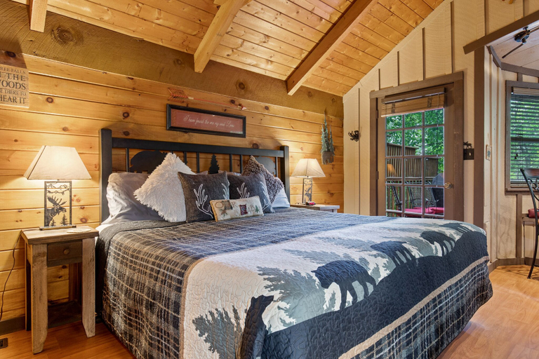 Bedroom 3, Bearly Beehaven, Sevier