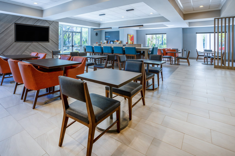 Food & Drinks 5, Holiday Inn Express & Suites TAMPA-I-75 @ BRUCE B. DOWNS by IHG, Hillsborough