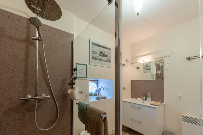 Bathroom 5, La Maison de Charlotte, Vienne