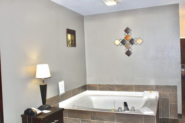 Bathroom 4, Baymont by Wyndham Anderson, Madison