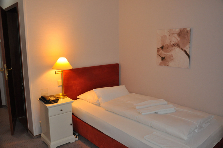 Bedroom 3, Golf- und Wellnesshotel Zur Amtsheide, Uelzen