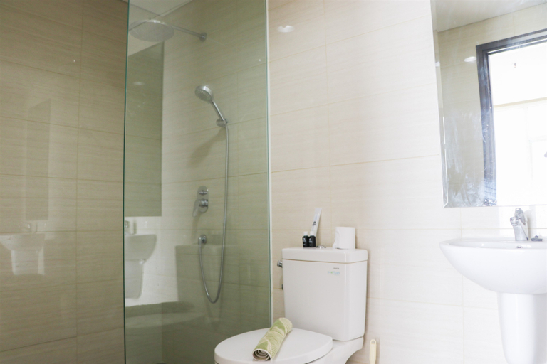 Bathroom 5, Modern and Compact Designed 1BR at Ciputra International Apartment By Travelio, Jakarta Barat