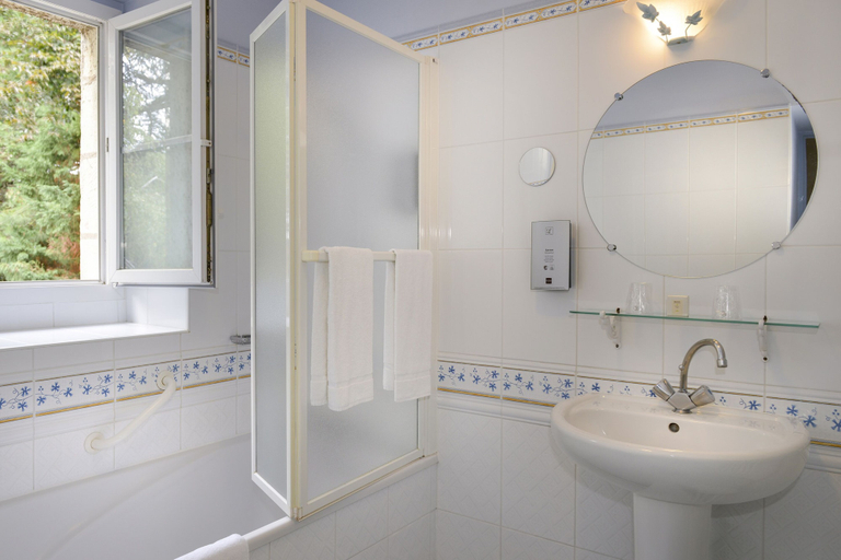 Bathroom 3, Le Manoir de la Giraudière, Indre-et-Loire