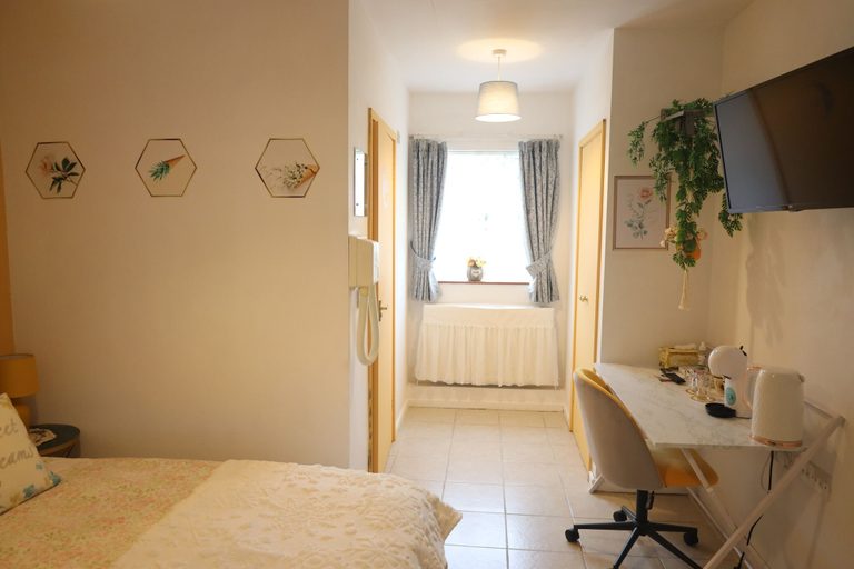 Bedroom 2, The Evergreen hotel, Oxfordshire
