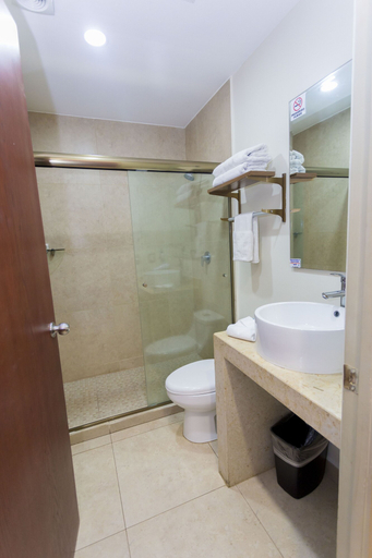 Bathroom 5, Hotel Ave Inn Mazatlán, Mazatlán