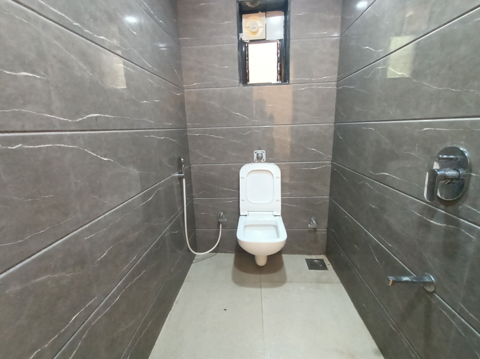 Bathroom 5, Hotel King Residency, Mumbai Suburban