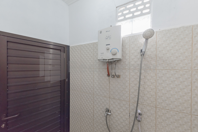 Bathroom 3, Pondok Hefi Ciwidey Mitra RedDoorz, Bandung