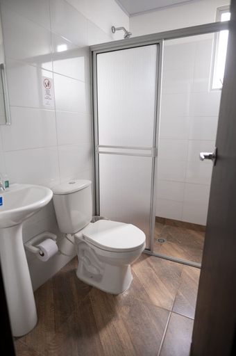 Bathroom 3, Hotel Media Luna, San José de Cúcuta