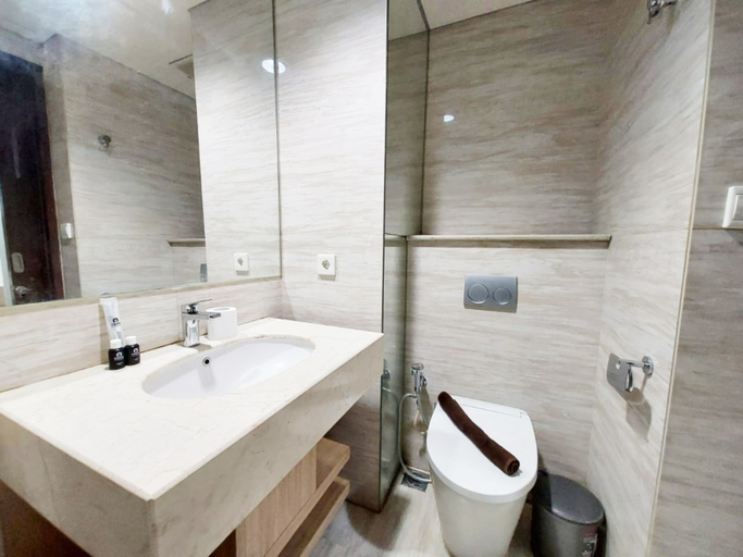 Bathroom 5, Modern Look 1BR at Uttara The Icon Apartment By Travelio, Sleman