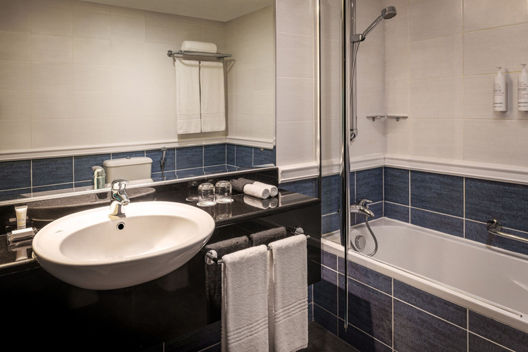 Bathroom 5, Dubai Marriott Harbour Hotel & Suites, Dubai