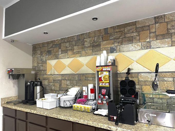 Food & Drinks 5, Baymont by Wyndham Anderson, Madison