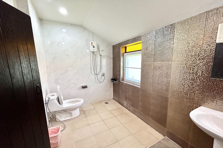 Bathroom 12