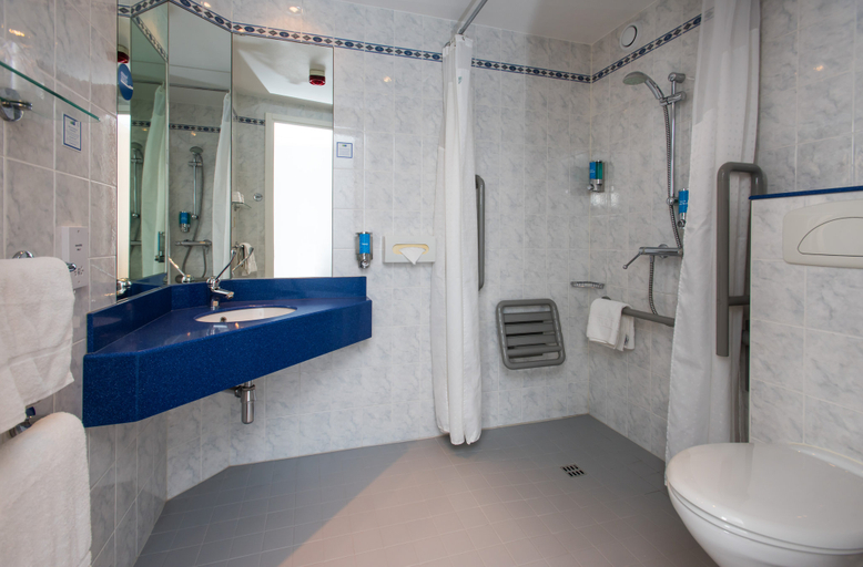 Bathroom 4, Holiday Inn Express BIRMINGHAM - OLDBURY by IHG, Sandwell