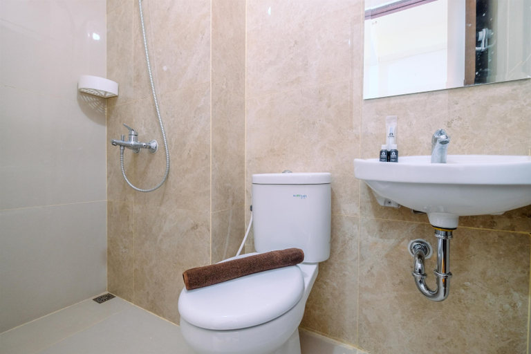 Bathroom 3, Comfy and Modern Studio Transpark Cibubur Apartment By Travelio, Depok