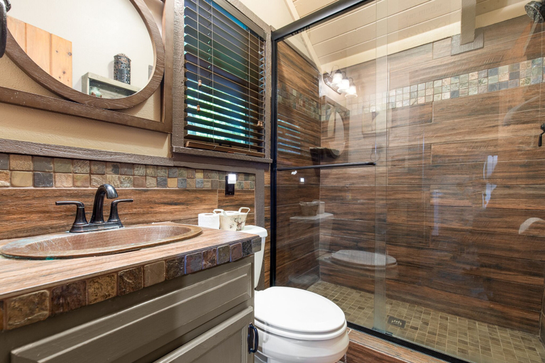 Bathroom, Bearly Beehaven, Sevier