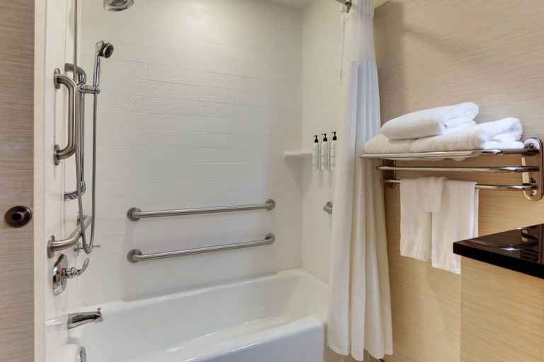 Bathroom 5, Fairfield Inn & Suites Hutchinson, Reno