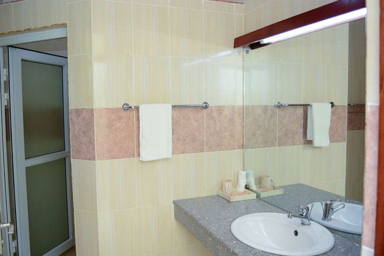 Bathroom 4, White Peacock Resort Mtwapa, Kilifi South
