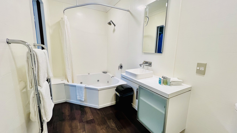 Bathroom 5, Marineland Motel, Napier