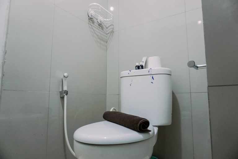 Bathroom 5, Well Furnished and Cozy Studio Baileys Apartment By Travelio, Tangerang Selatan