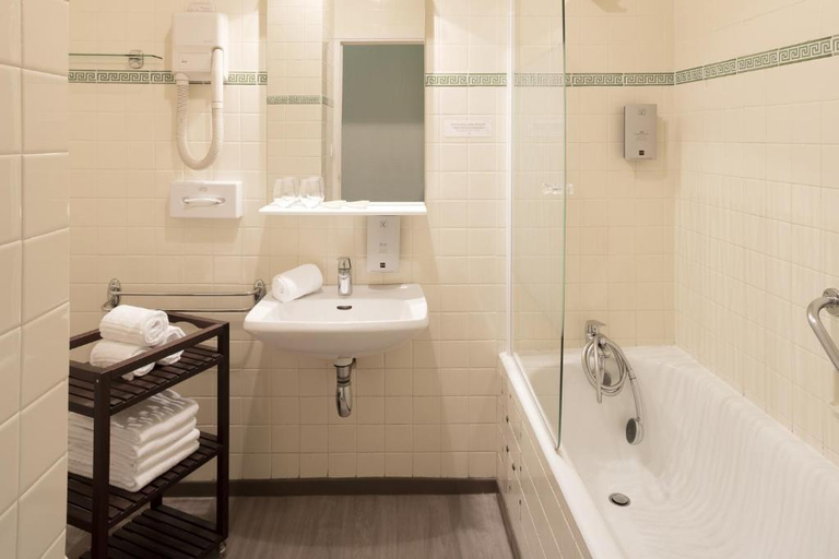 Bathroom 3, Logis Hotel Les Cedres Joyeuse, Ardèche