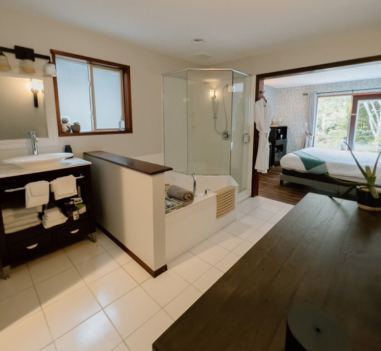 Bathroom 4, Lunar Cove Inn, Alberni-Clayoquot